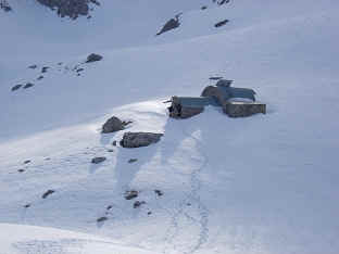 Refugio de Cabrones (2.034 m) Refugio de Cabrones (2.034 m)